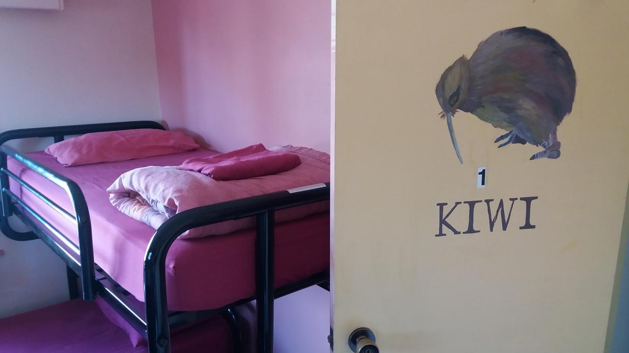 Annies Nirvana Lodge Backpackers Takaka Exterior photo