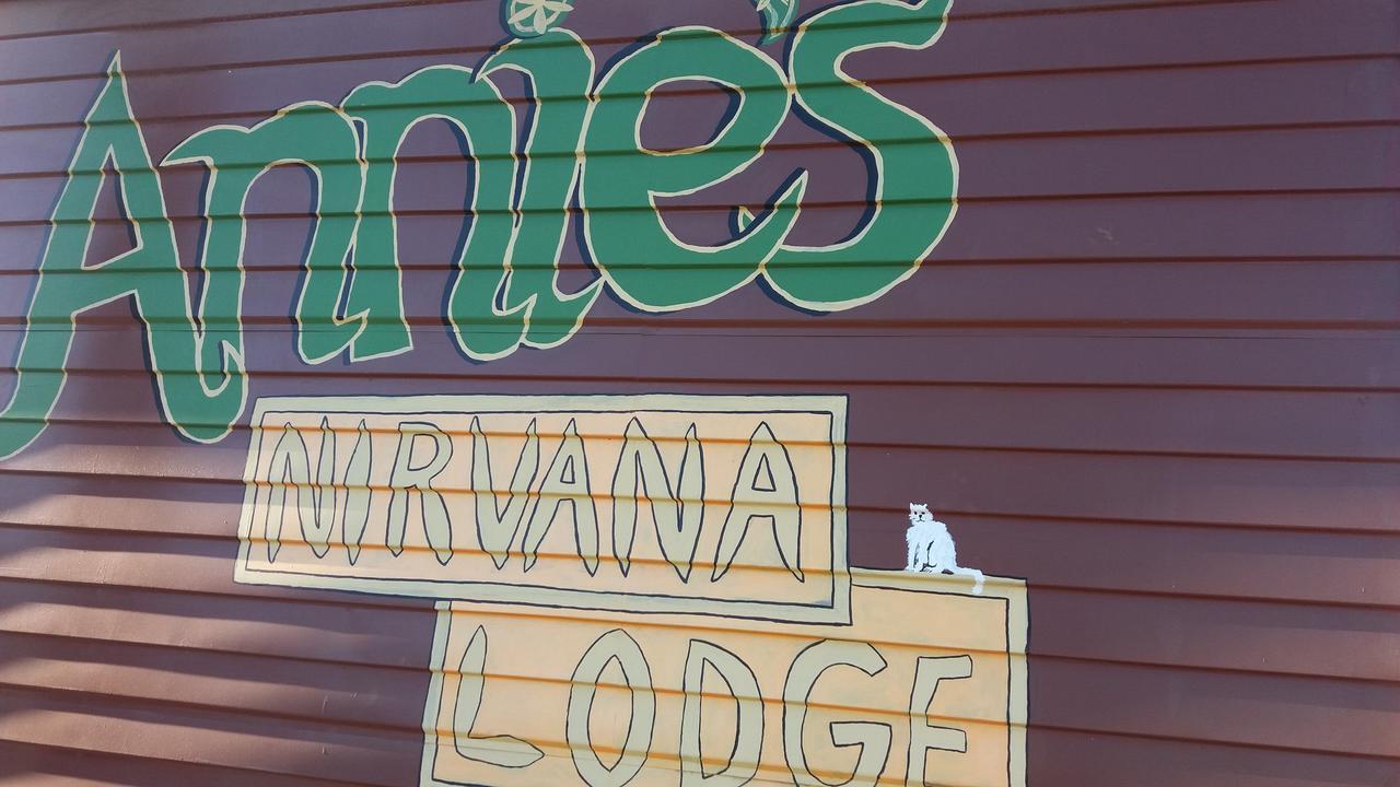 Annies Nirvana Lodge Backpackers Takaka Exterior photo
